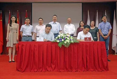 由鲁迅美术学院副院长张庆波教授和德赢官网Vwin副院长于瑞云教授为联合实验室签约4